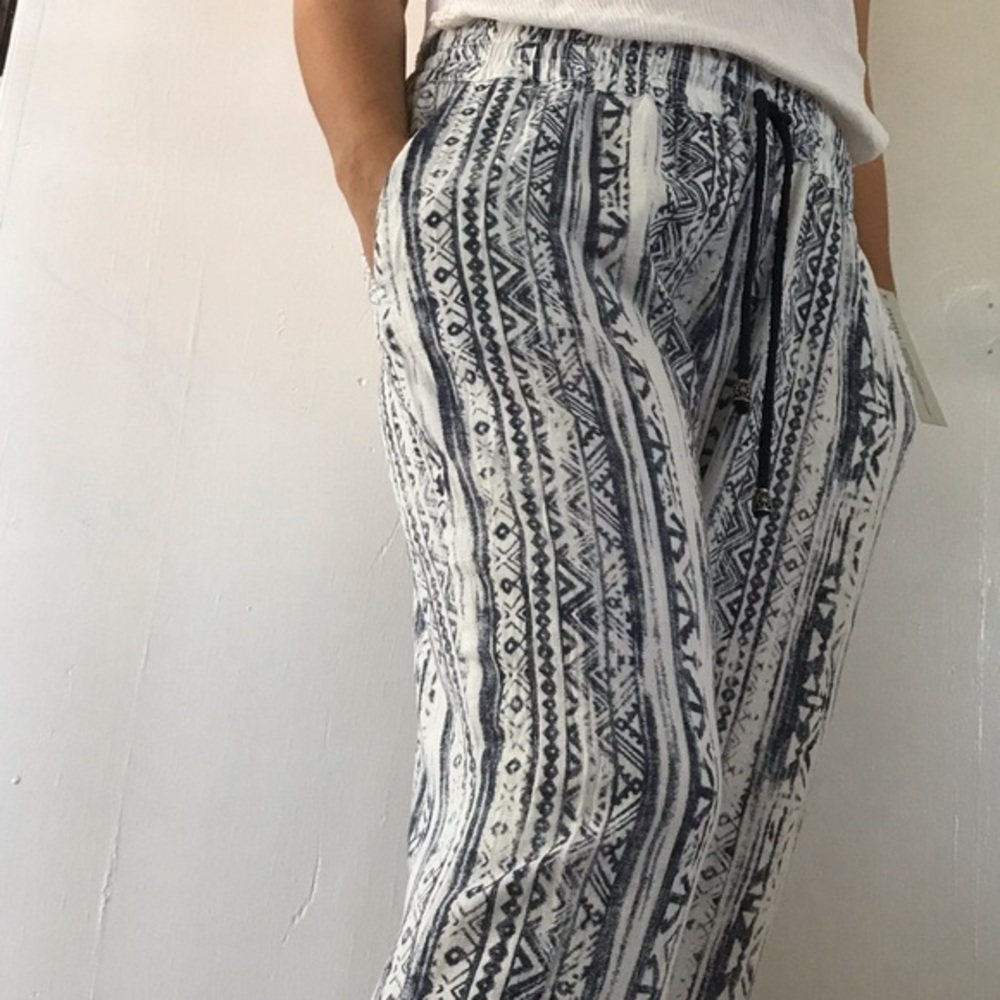 New Modern Drawstring Linen Cropped Pants - Picture 5 of 8